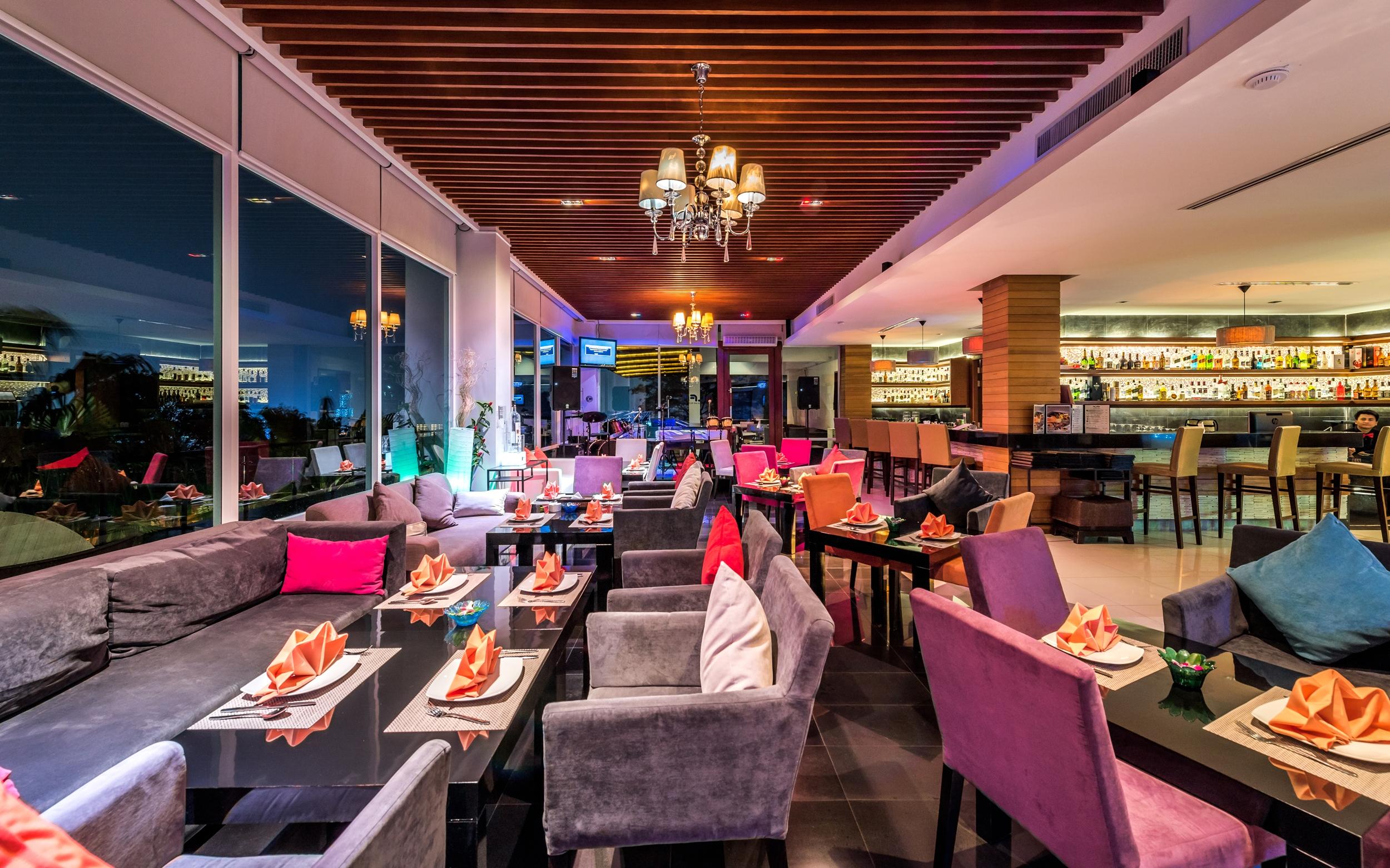 Wyndham Sea Pearl Resort, Phuket Patong Dış mekan fotoğraf The 360° Bar