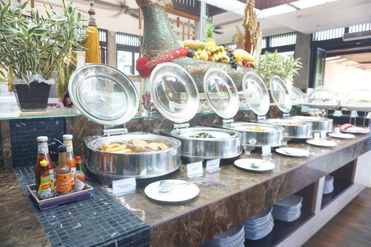 Wyndham Sea Pearl Resort, Phuket Patong Dış mekan fotoğraf A buffet at a hotel