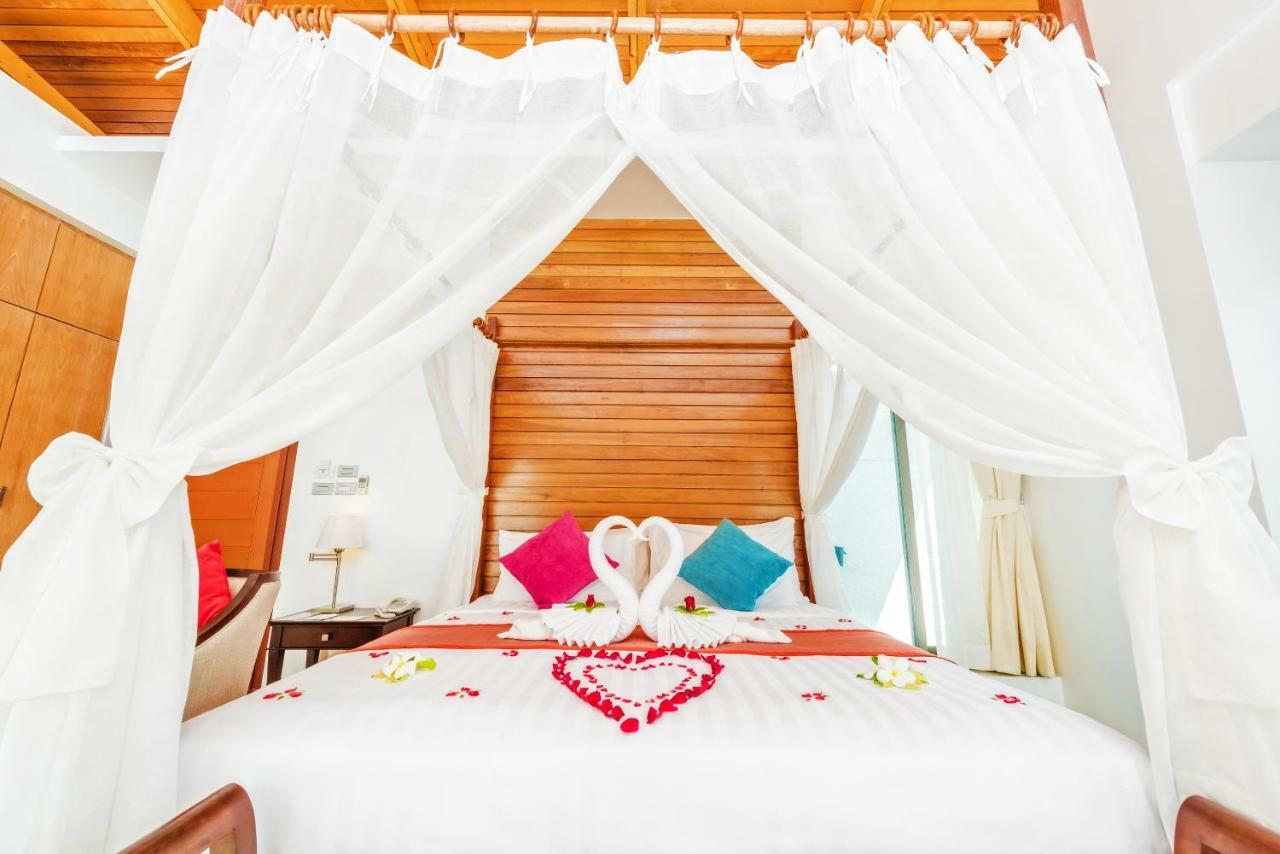 Wyndham Sea Pearl Resort, Phuket Patong Dış mekan fotoğraf A bed with a canopy